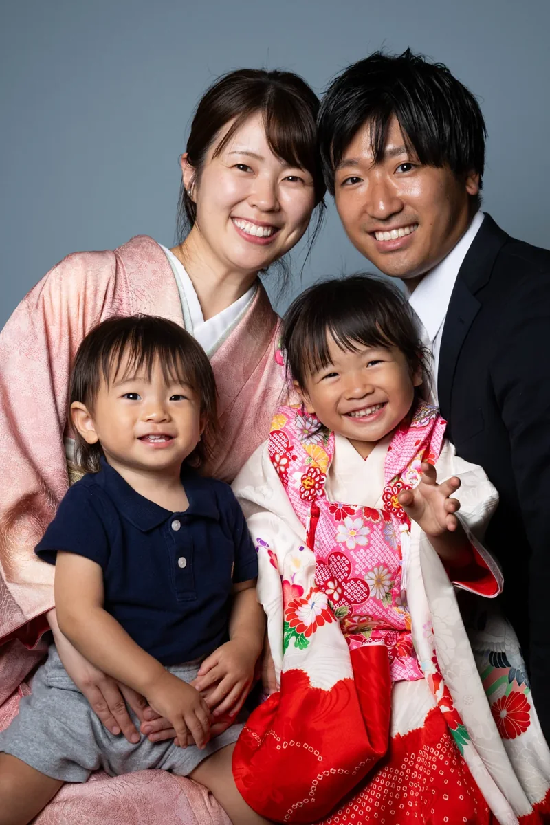 親子4人の家族写真。利用シーンのイメージ