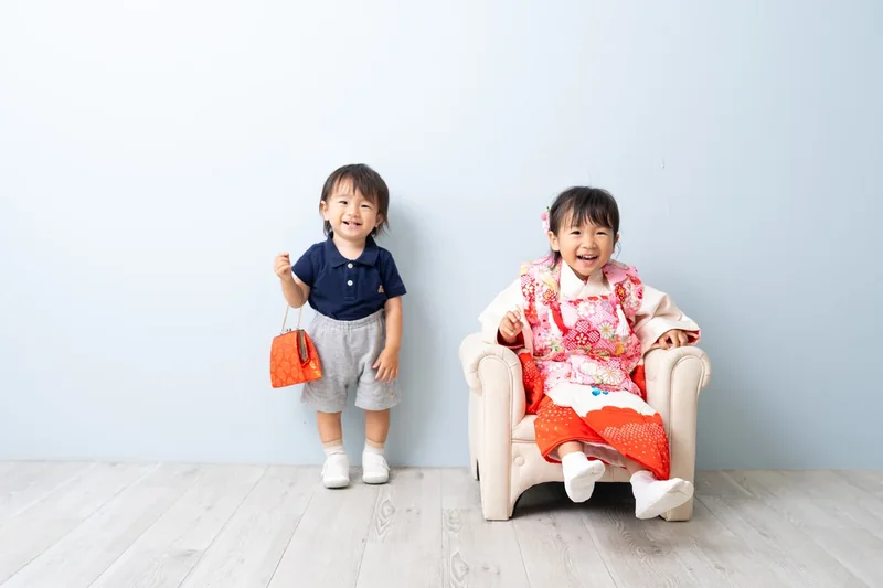 七五三の衣装の子どもときょうだいの写真